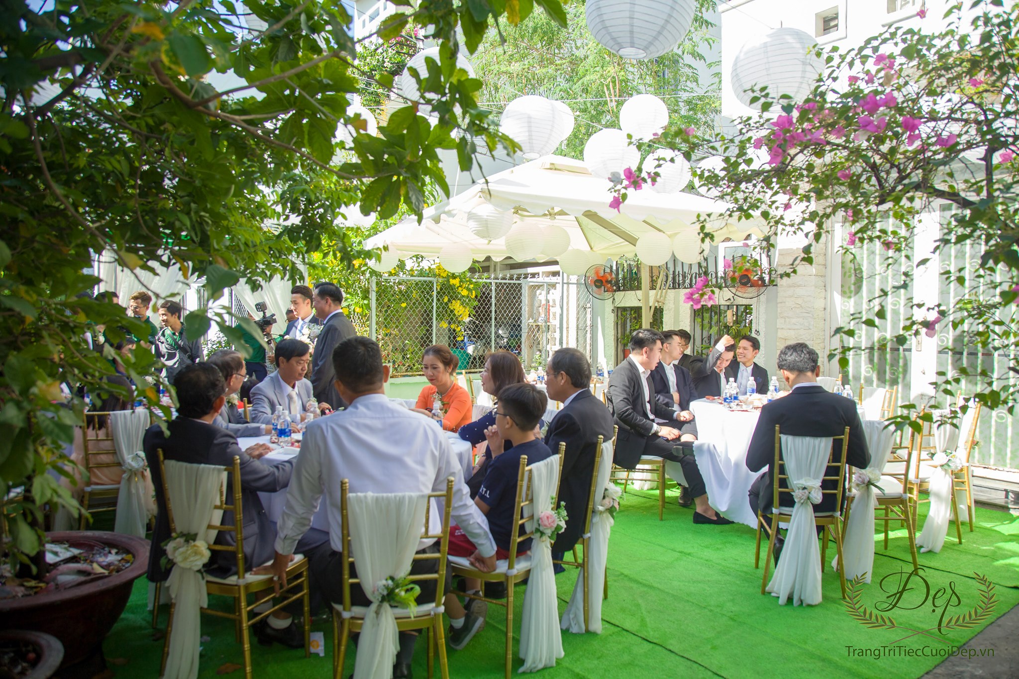 trang tri tiec cuoi ngoai troi 3