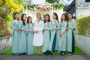 Mách các nàng dâu bí quyết chọn váy cưới mùa hè
