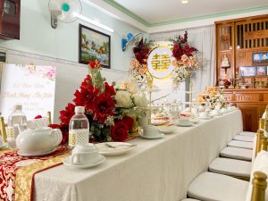 Trang trí bàn tiệc cưới tại nhà với hoa tươi